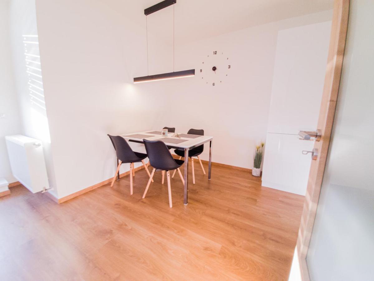 Modern Flat With Large Terrace Hradec Kralove Exterior photo