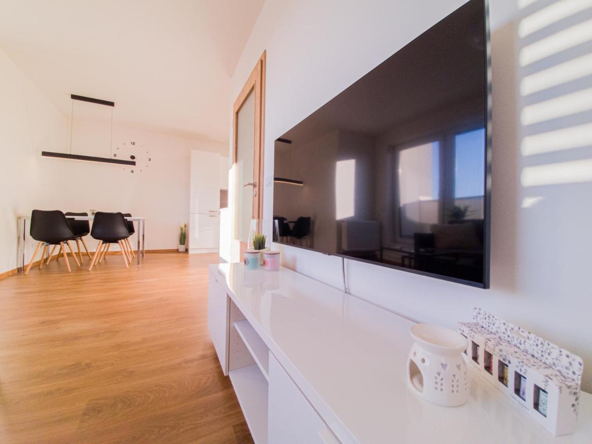 Modern Flat With Large Terrace Hradec Kralove Exterior photo
