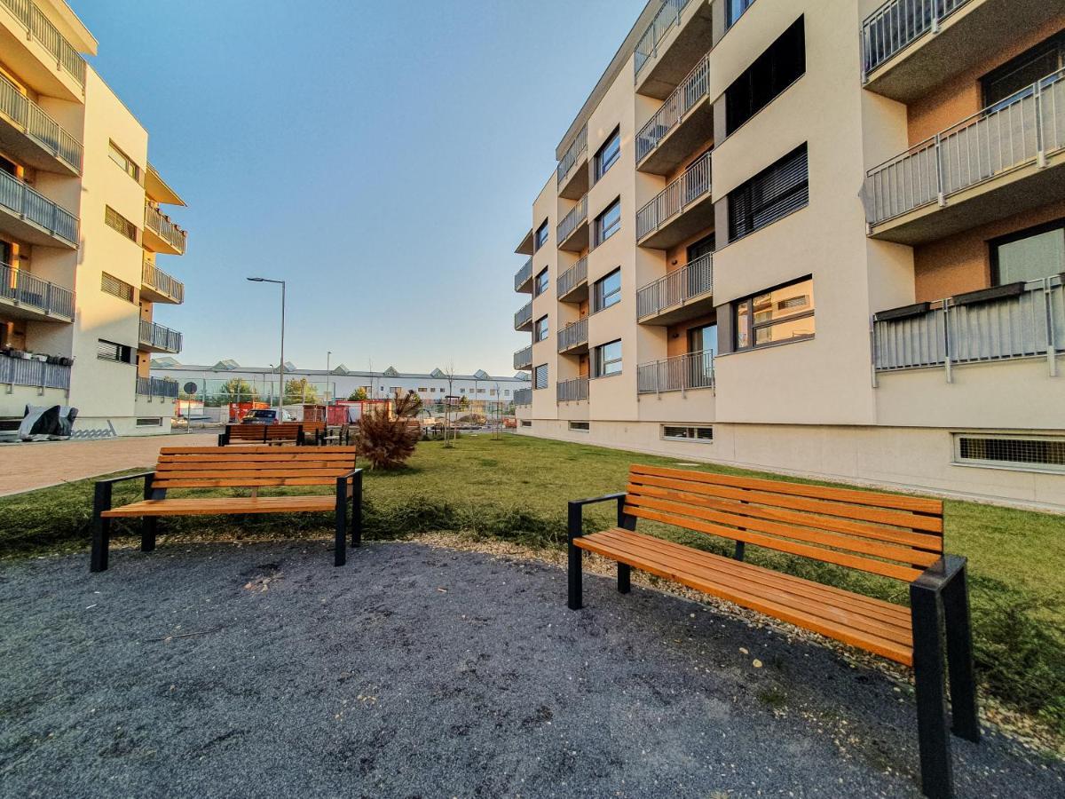 Modern Flat With Large Terrace Hradec Kralove Exterior photo