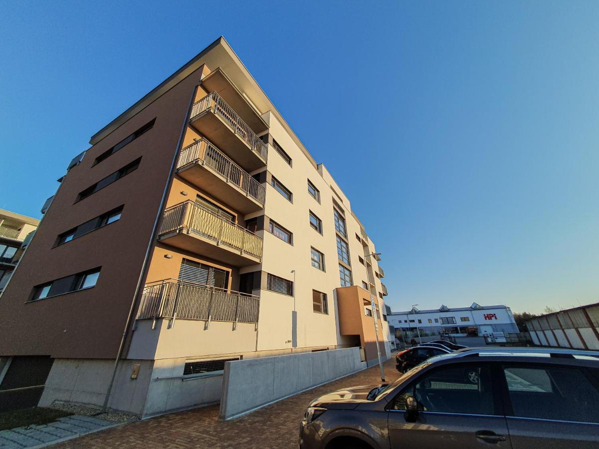 Modern Flat With Large Terrace Hradec Kralove Exterior photo