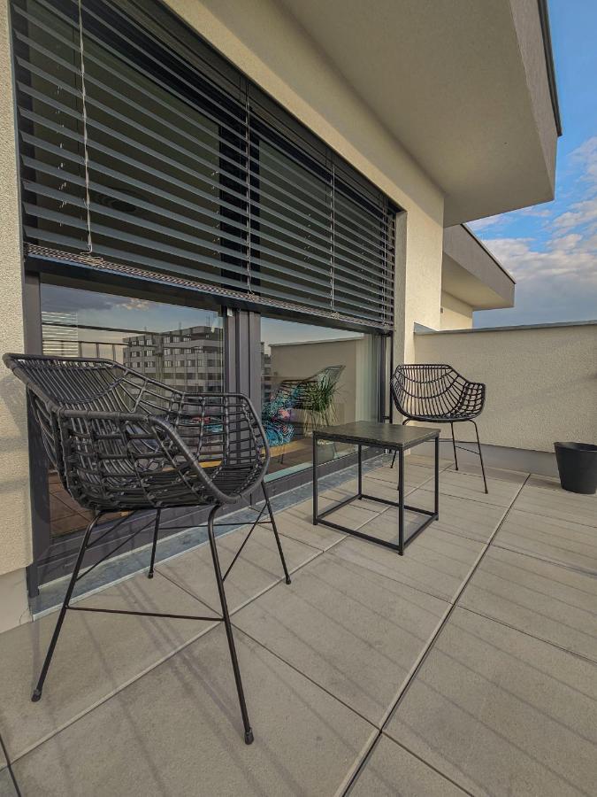 Modern Flat With Large Terrace Hradec Kralove Exterior photo